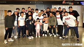 前樂天桃猿總教練古久保健二離台，林泓育、林立等球員自發性送機。（圖／記者劉彥池攝影）