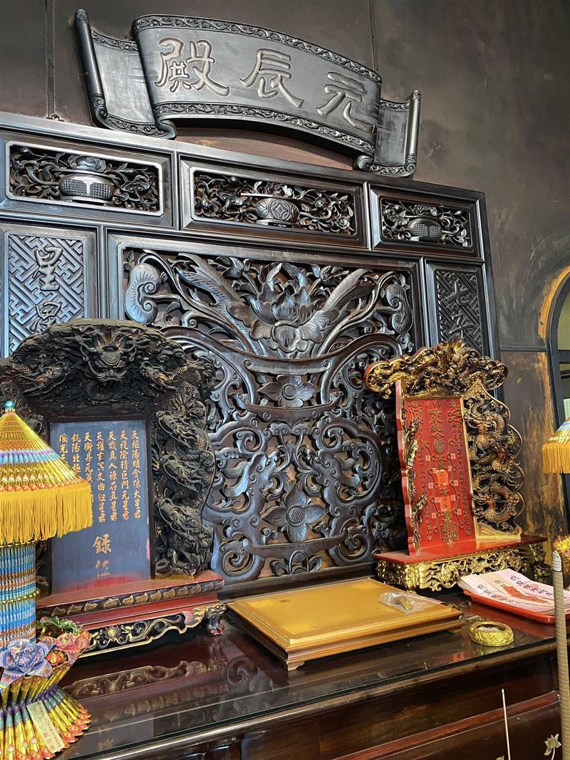 原本擺放卯兔星君的神桌空了。（圖／翻攝自下營九龍太子宮臉書）