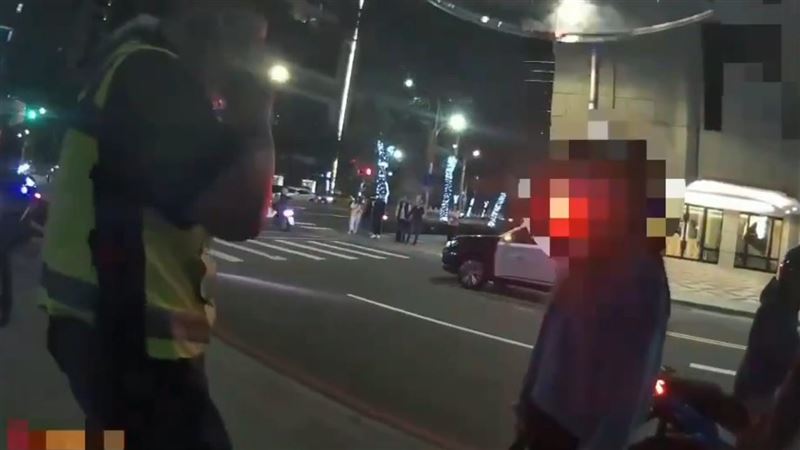 黃男尾隨女子遭制止踹傷李男。（圖／翻攝畫面）