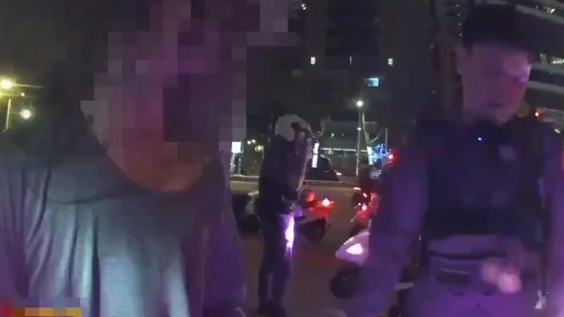 黃男尾隨女子遭制止踹傷李男。（圖／翻攝畫面）