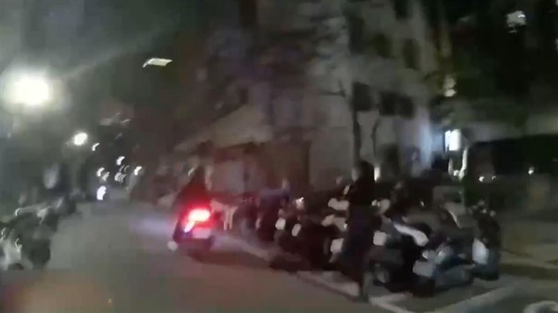 機車違停露餡了！失聯移工拔腿落跑被逮。（圖／翻攝畫面）