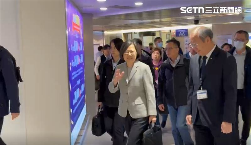 蔡英文訪歐行程圓滿結束，清晨抵台畫面曝光（圖／翻攝畫面）