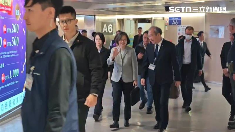 蔡英文訪歐行程圓滿結束，清晨抵台畫面曝光（圖／翻攝畫面）