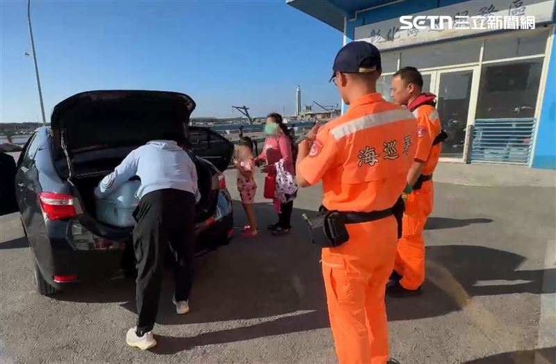 海巡人員意外查獲印尼籍逃逸移工，將母女二人移交移民署台中專勤隊收容。（圖／翻攝畫面）
