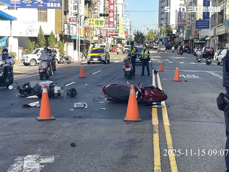 台中大里發生3輛機車碰撞車禍，一名63歲婦人耳漏、意識不清，被緊急送醫搶救。（圖／翻攝畫面）