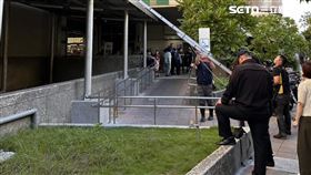 環南市場林姓保全突從5樓墜落至遮雨棚，目前醫師仍在搶救中。（圖／翻攝畫面）