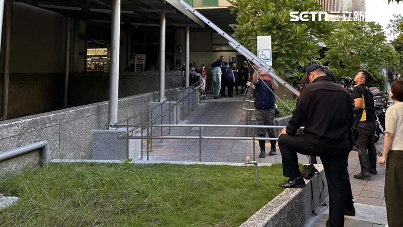 環南市場林姓保全突從5樓墜落至遮雨棚，目前醫師仍在搶救中。（圖／翻攝畫面）