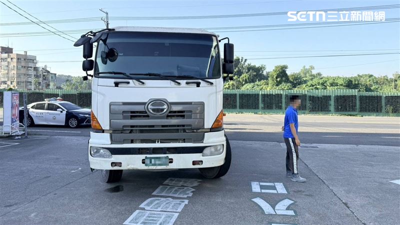 遭撞的81歲陳姓婦人，雙腿幾乎被輾爛，現場救護人員CPR約30分鐘，急救、轉院途中，不幸重傷不治。（圖／翻攝畫面）