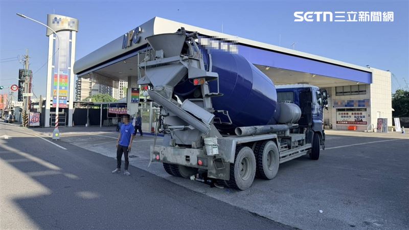 25歲林姓男子駕駛水泥預拌車，行經鳳林四路左轉進加油站，不慎撞倒徒步經過該處的81歲陳姓婦人；導致她雙腿遭輾爛。（圖／翻攝畫面）