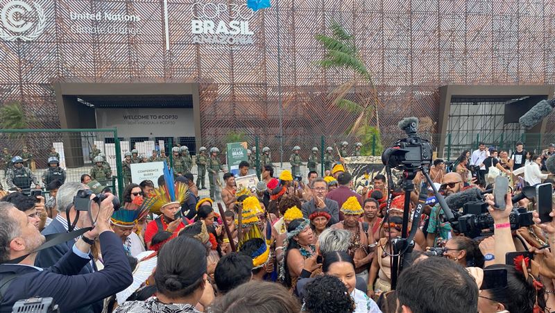 原住民團體前往會場，和平表達訴求。（圖／美聯社／達志影像）