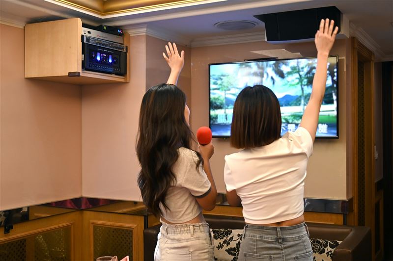 台北天成大飯店尾牙春酒專案，預訂5桌以上免費提供卡拉OK歡唱，精緻美饌伴隨歡唱打造難忘尾牙春酒旺年宴！(圖／天成大飯店提供)