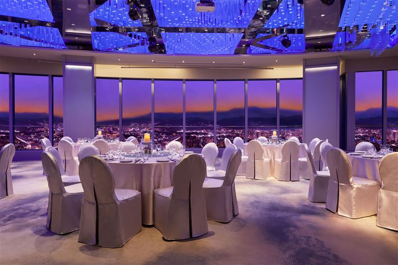 「Mega50宴會廳」平日桌席特惠1萬元起，無論是企業尾牙或各式聚會，皆能以超值價格享有頂級服務。(圖／Mega50提供)