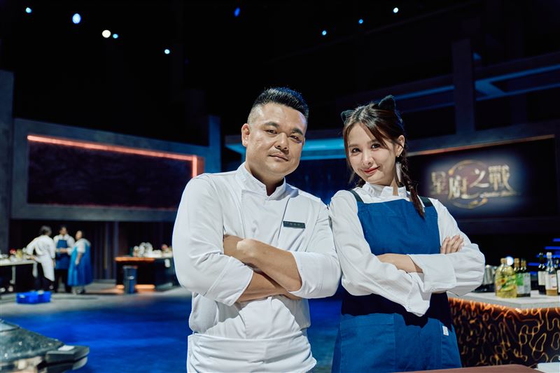 主廚陳勇孝（左起）、安心亞分別擔任兩隊隊長展開激烈競爭。（圖／華視提供）