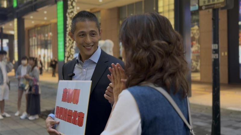 吳怡農站上北市街頭了解民眾需求，他也預告會繼續和大家對話（圖／翻攝自吳怡農臉書）