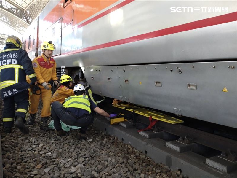 台中車站發生落軌意外，一名婦人被捲入自強號列車下方。（圖／翻攝畫面）