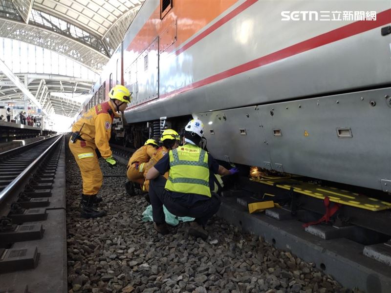 台中車站發生落軌意外，一名婦人被捲入自強號列車下方。（圖／翻攝畫面）