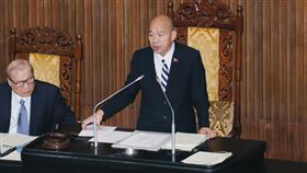 立法院長韓國瑜敲槌，宣布普發現金三讀通過。（圖／記者楊士誼攝影）