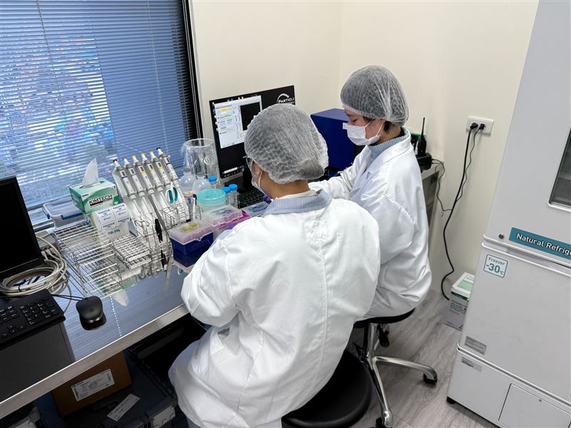 再生醫療雙法將上路。專家直言，未來如何加速產業化進程，成為法規到位後的下一個核心課題。（圖／亞家生技提供）