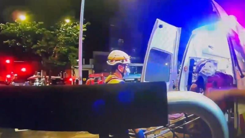 男子拒絕下車，攻擊站務員及副站長，被警方強制送醫。（圖／翻攝畫面）