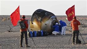 滯留太空站9天後，14日三名中國太空人終於返回地球。圖為工作人員幫助降落後的太空人出艙。（圖／翻攝自X平台 @ChinainVan）