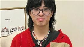 中國饒舌歌手「孩子王Jake」今年10月被傳出在美國發生嚴重車禍身亡，沒想到如今又突然宣布復活。（圖／翻攝自微博） 