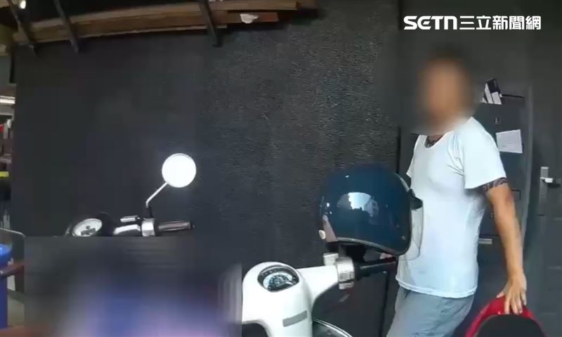 巡邏員警才剛說一句「等一下」，他神情慌張立刻轉身逃跑。（圖／翻攝畫面）