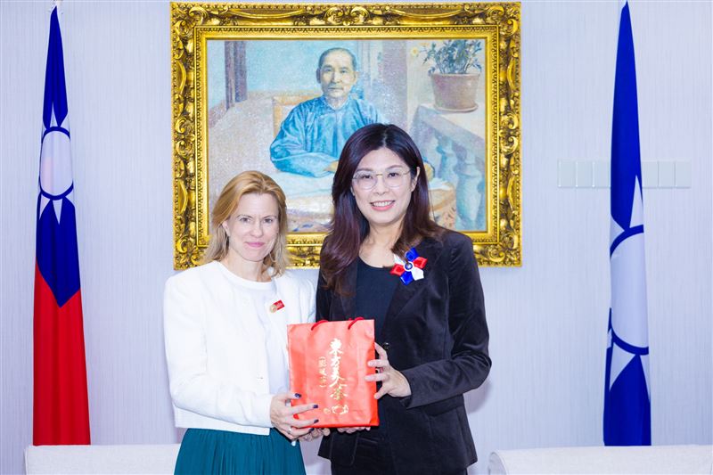 鄭麗文會晤英國駐台代表包瓊郁（圖／翻攝自鄭麗文臉書）