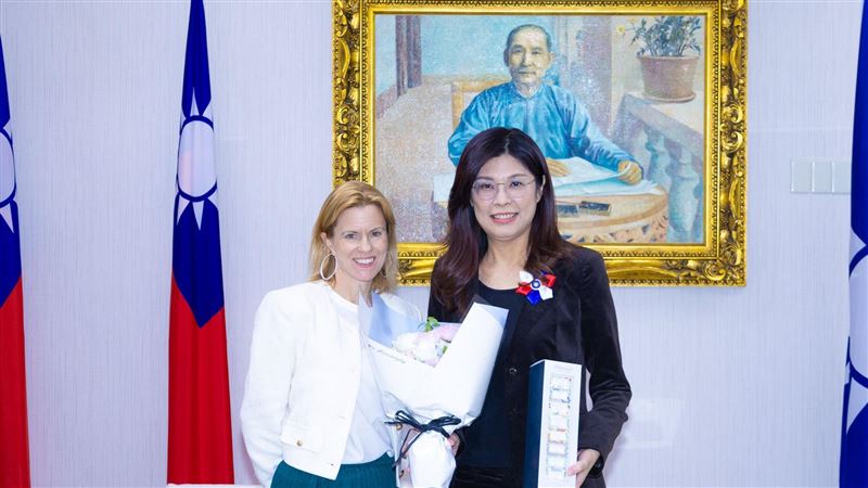 會晤英國駐台代表包瓊郁 鄭麗文獲邀訪英