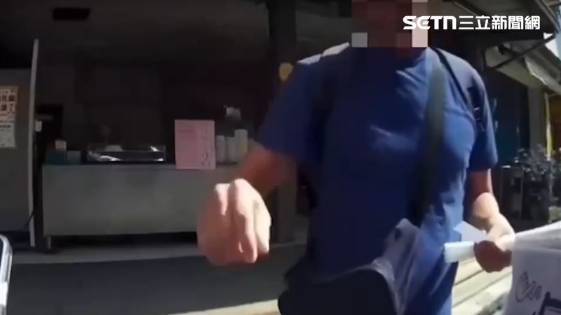 俄羅斯男子昨天（14日）上午11時，在大樹區中興北路，兜售自製的「愛台灣國旗」，還聲稱「缺旅費，盼能贊助」。（圖／翻攝畫面）