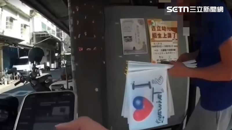 該名賣國旗的俄羅斯男，不只出現在高雄，甚至有人傳出，在宜蘭縣、嘉義縣、台南市等地出沒。（圖／翻攝畫面）