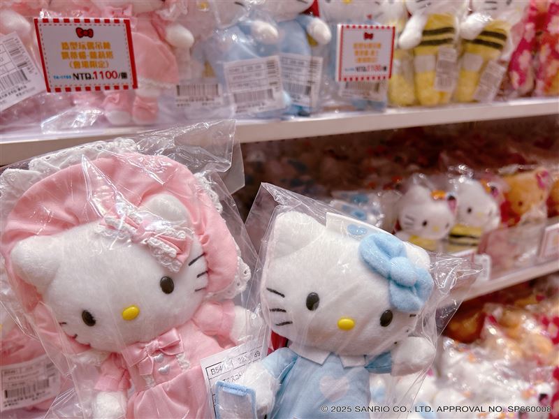 Hello Kitty展區限定玩偶、鑰匙圈粉絲必搶。(圖／業者提供)