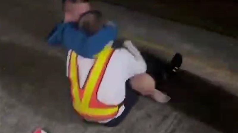 男子拒下火車暴走!亂滾踢踹攻擊台鐵人員