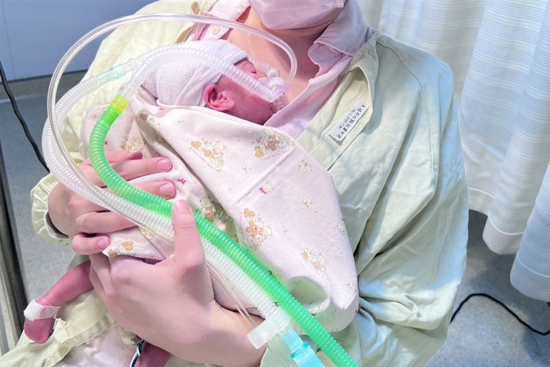 小粉圓與媽媽進行袋鼠護理，增進親子依附，也有助於寶寶的體溫穩定與生理發展。（圖／亞東醫院提供）