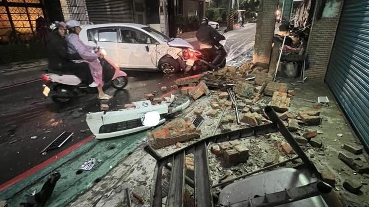 15日清晨，新北汐止發生一起酒駕肇事車禍。（圖／翻攝畫面）