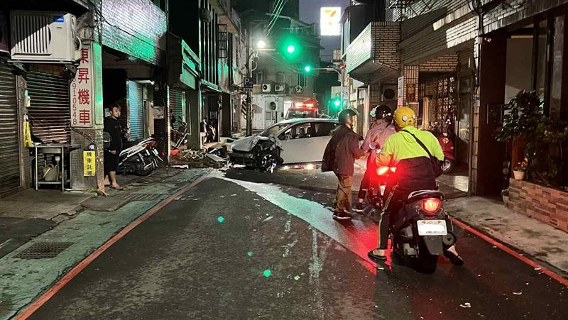 15日清晨，新北汐止發生一起酒駕肇事車禍。（圖／翻攝畫面）