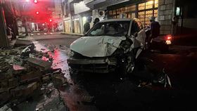 新北,汐止,酒駕,民宅,梁柱,鄉友街。（圖／翻攝畫面）