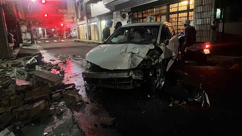 新北汐止酒駕車禍!汽車撞民宅梁柱畫面曝