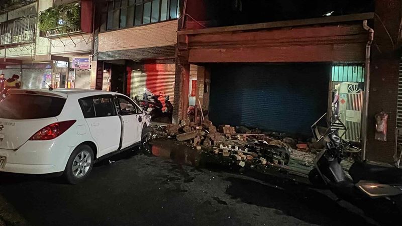 15日清晨，新北汐止發生一起酒駕肇事車禍。（圖／翻攝畫面）