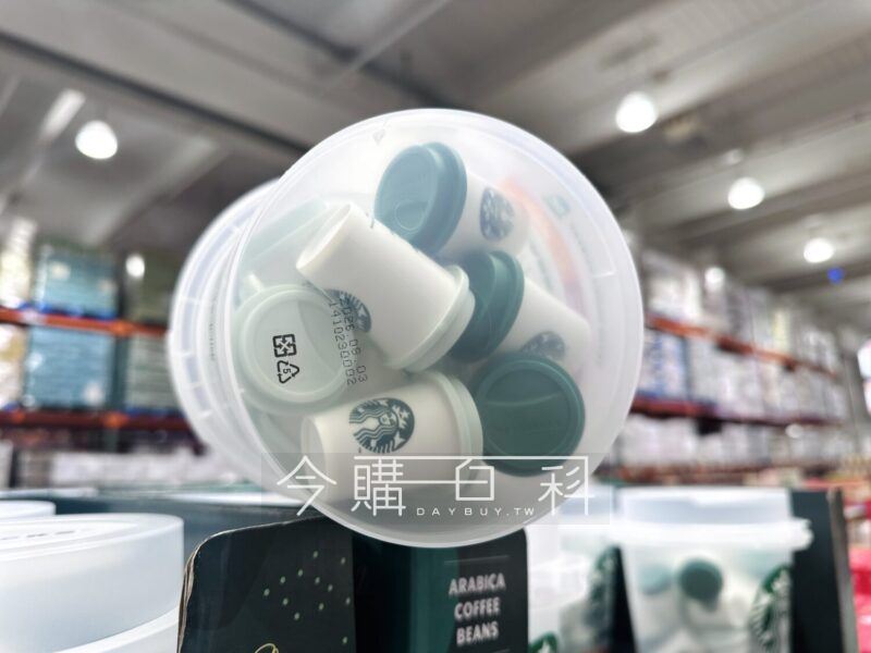 大桶子裡裝滿迷你版星巴克咖啡杯，每杯內附即溶咖啡粉。（圖／翻攝自「今購百科」官網）