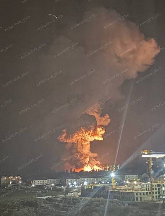 烏克蘭14日空襲俄羅斯港口新羅西斯克的遊客，引發巨大爆炸和宛如蕈狀雲的濃煙。（圖／翻攝自X平台 @Bricktop_NAFO）