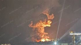 烏克蘭14日空襲俄羅斯港口新羅西斯克的遊客，引發巨大爆炸和宛如蕈狀雲的濃煙。（圖／翻攝自X平台 @Bricktop_NAFO）