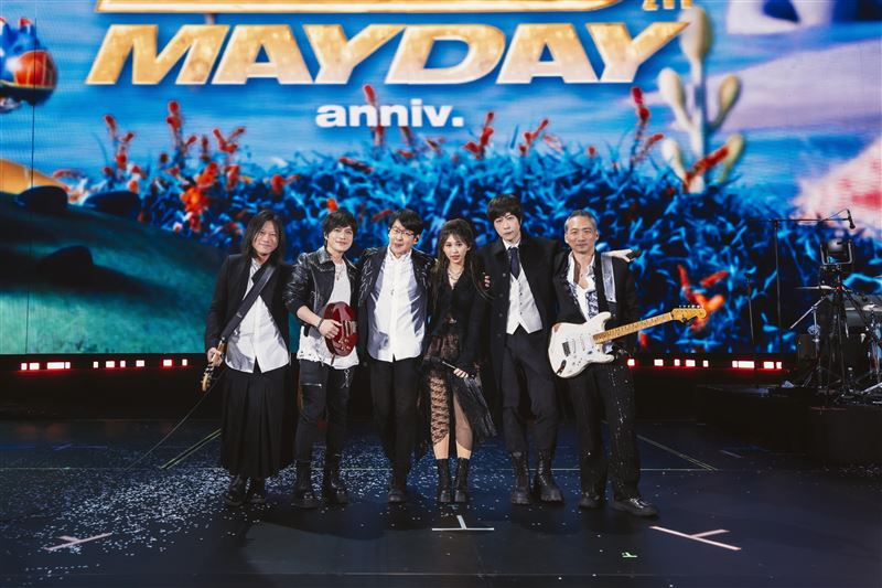 小玫瑰（左4）擔任五月天「回到那一天」25週年巡迴演唱會上海站嘉賓。（圖／相信音樂提供）