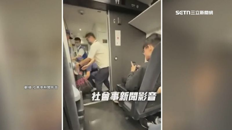 女乘客經勸導後不聽，遭警方強制帶離