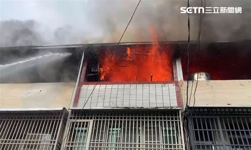 鐵皮屋加蓋，讓悶燒程度嚴重，甚至延燒兩旁住戶，總計5戶陷入火海。（圖／翻攝畫面）