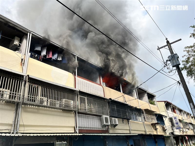 初步了解，起火點位於三樓處、共延燒5間，所幸無人受困、傷亡。（圖／翻攝畫面）