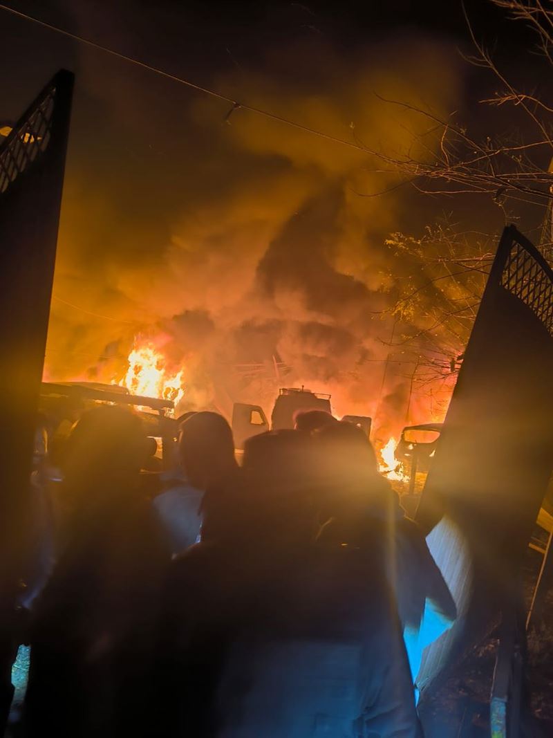 印度克什米爾一間警局14日發生大爆炸，釀成至少9人死亡。圖為爆炸引發的大火吞沒整間警局。（圖／翻攝自X平台 @IntelSage）