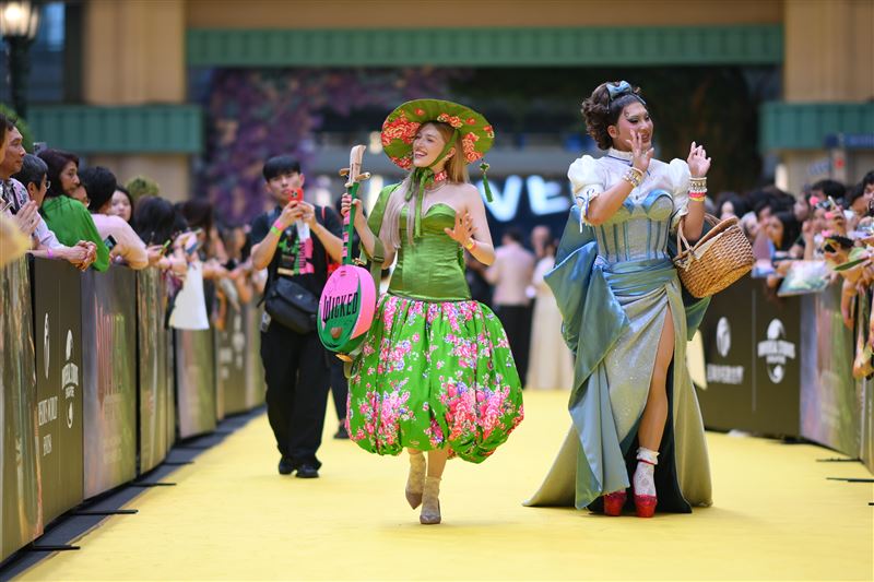 崔璀璨與薔薇全程參與行程，更以致敬造型踏上紅毯。（圖／UIP提供）