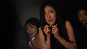 《看看你有多愛我》楊謹華（中）上演營救雙胞胎女兒的重頭戲，母愛全面爆發。（圖／晴天影像提供）