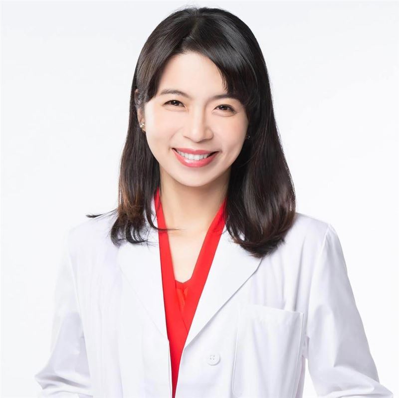 大腸直腸外科醫師鍾雲霓提到,病患若想解決便秘問題,應改善生活作息,例如攝取蔬果、水分,養成固定排便習慣。(圖翻攝自/痔瘡手術女醫師-鍾雲霓臉書)