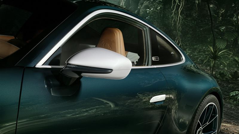 專屬調製的「森林綠金屬漆」，色澤會隨陽光角度變化。（圖／翻攝Porsche網站）